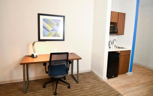 an office with a desk and a chair in a room at Holiday Inn Express Hotel & Suites Port Clinton-Catawba Island by IHG in Port Clinton