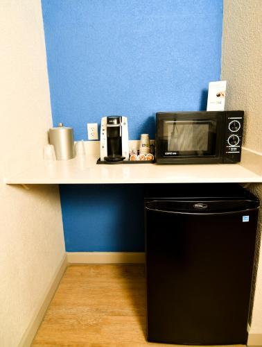 a counter with a microwave and a toaster oven on it at Holiday Inn Express Hotel & Suites Port Clinton-Catawba Island by IHG in Port Clinton