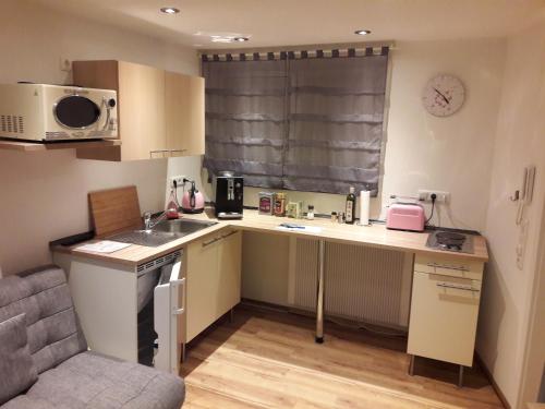 una piccola cucina con un lavello e un bancone di Ferienwohnung Glückskinder Apartment Rosa a Rust