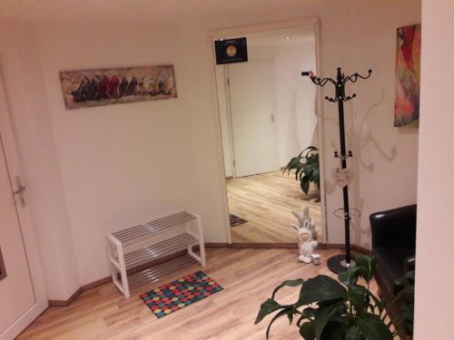 un soggiorno con specchio e porta di Ferienwohnung Glückskinder Apartment Rosa a Rust