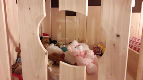 a bunch of stuffed animals in a room at Entre-parenthèses in Vagney