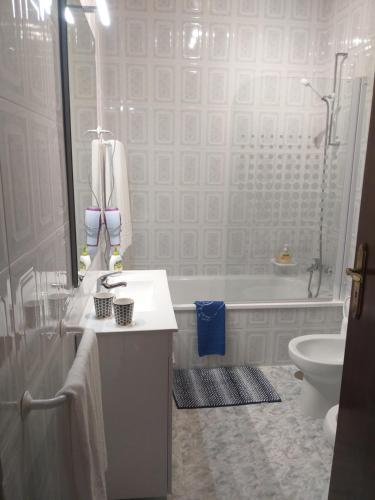 uma casa de banho com um lavatório, um chuveiro e um WC. em Mar de Prata em Maia