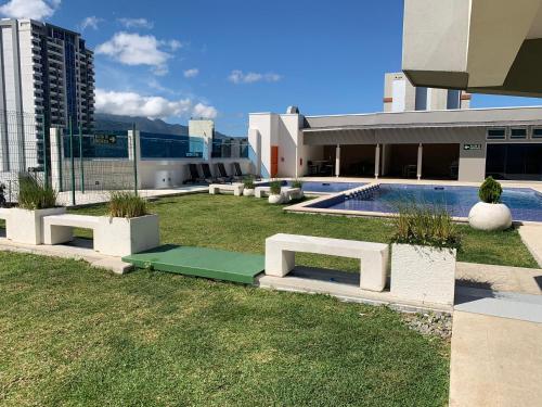 a view of a building with a swimming pool and a building at El mejor apartamento en excelente ubicación. in San José