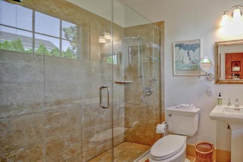 y baño con ducha, aseo y lavamanos. en Captain Morse House - Luxury, Waterfront, Town, & Beaches - 5 stars en Edgartown