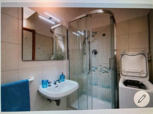a bathroom with a shower and a sink at RIVA: TRA 5 TERRE E PORTOFINO in Sestri Levante