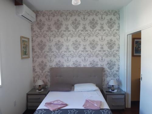 1 dormitorio con 1 cama con 2 mesitas de noche y 2 lámparas en Sieber's Residence, en Florianópolis