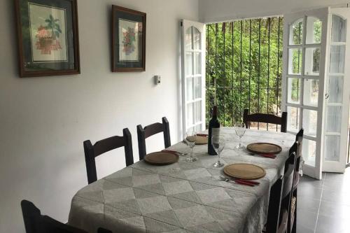comedor con mesa, sillas y ventana en Duplex en San Lorenzo, Salta en Salta