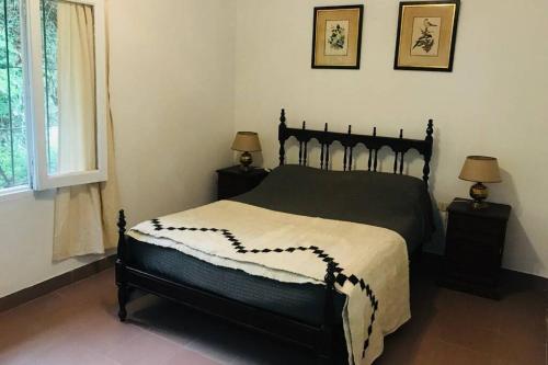 una camera da letto con letto nero e 2 comodini di Duplex en San Lorenzo, Salta a Salta