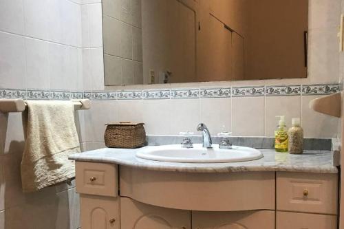 La salle de bains est pourvue d'un lavabo et d'un miroir. dans l'établissement Duplex en San Lorenzo, Salta, à Salta