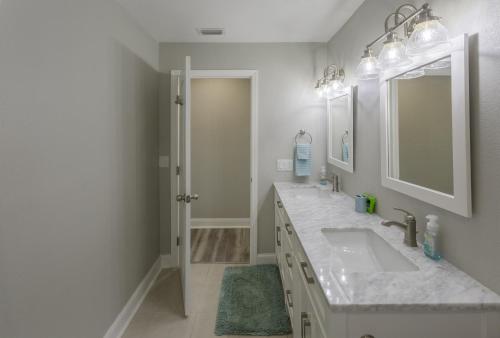 Gallery image of Waterfront & Pool Star5Vacations in St. Pete Beach