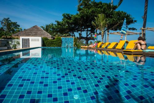 uma mulher sentada numa piscina num resort em Serenity Resort Koh Chang em Ko Chang