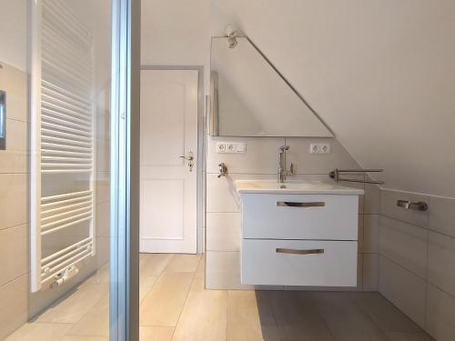 a bathroom with a sink and a mirror at Ferienwohnung Gül Waanang in Nebel