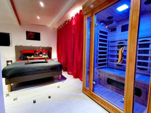 1 dormitorio con cama y espejo en Suite Barthelemy - Spa et Sauna, en Melun