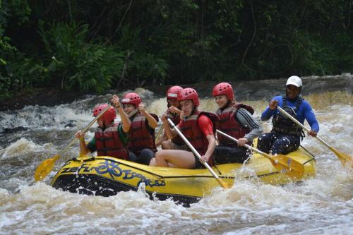 a group of people in a raft on a river at Pousada Alvorada Brotas - e agendamento das atividades turísticas in Brotas