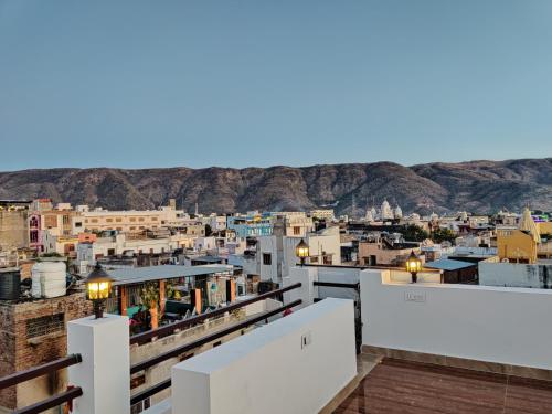 uma vista da cidade a partir do telhado de um edifício em Varah Square Guest House em Pushkar