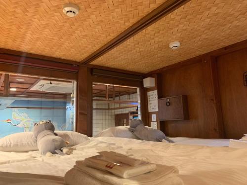 Postel nebo postele na pokoji v ubytování Cat Spa & Cat Ryokan by Neco Republic Osaka