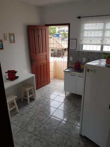 Dapur atau dapur kecil di Residencial Tranquilidade Florianopolis