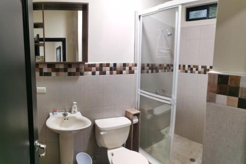 a bathroom with a toilet and a shower and a sink at Apartamento habitación ejecutiva in Manta