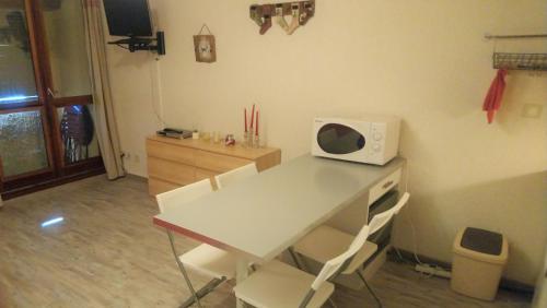 Μια τηλεόραση ή/και κέντρο ψυχαγωγίας στο Agréable studio cabine à ST LARY SOULAN - 5 couchages
