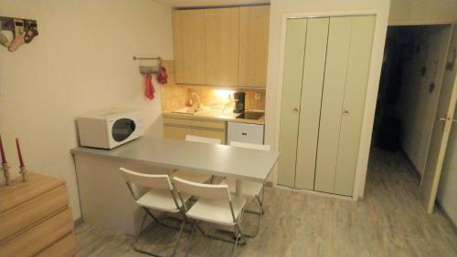 Η κουζίνα ή μικρή κουζίνα στο Agréable studio cabine à ST LARY SOULAN - 5 couchages