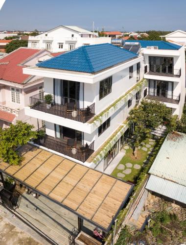 an overhead view of a white building with a blue roof at Phuoc Linh Homestay in An Bang