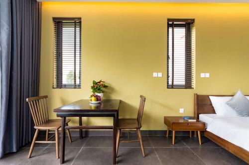 a bedroom with a bed and a table and chairs at Phuoc Linh Homestay in An Bang