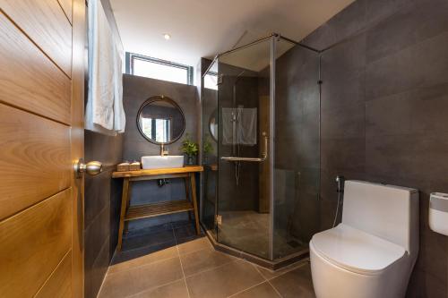 a bathroom with a shower and a toilet and a sink at Phuoc Linh Homestay in An Bang