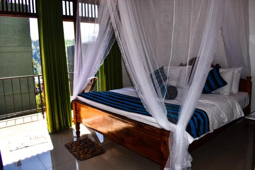 Postel nebo postele na pokoji v ubytování Elegant Home Stay