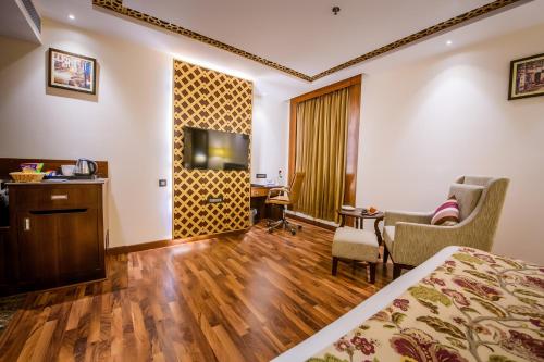 a hotel room with a bed and a tv at Best Western Kapurthala in Kapūrthala