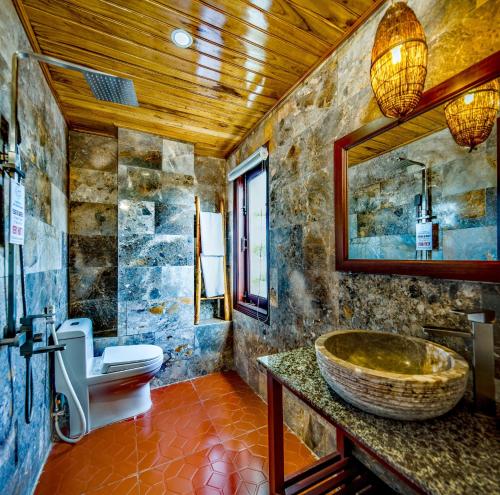 会安AnBang Morning Glory Beach Homestay 호이안 안방비치 숙소호텔的浴室里有洗手池、马桶和镜子。