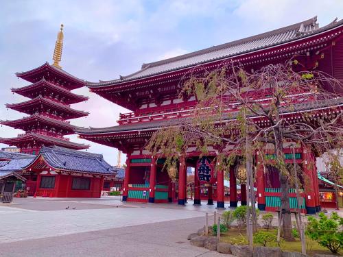 un gran edificio de color rojo en APA Hotel Asakusa Ekimae, en Tokio