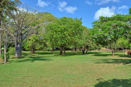 Taman di luar Kaskazi Beach Resort