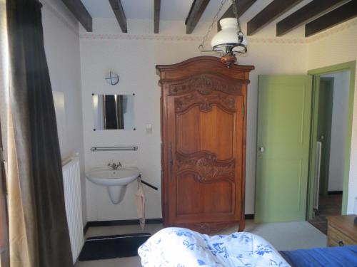 ein Badezimmer mit einer Holztür und einem Waschbecken in der Unterkunft Villa Eleonore in Koksijde