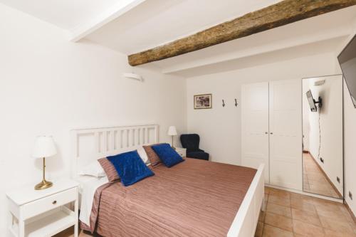 een slaapkamer met een bed met blauwe kussens erop bij sistinaflat in Rome