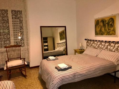 ラ・スペツィアにあるVeranda Liberty,Prestigioso Appartamentoのベッドルーム1室(ベッド1台、椅子、鏡付)