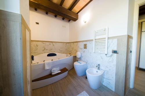 a bathroom with a tub and a toilet and a sink at Tenuta d'Ausilio in Vairano Patenora