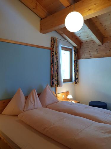 ein Schlafzimmer mit zwei Betten und einem Fenster in der Unterkunft Apart Foresta in Samnaun