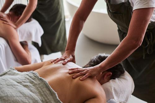 Una mujer recibiendo un masaje de un terapeuta. en Lon Retreat, en Point Lonsdale