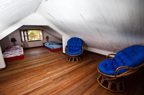 a room with two chairs and a bed in a attic at NY Telomiova in Antananarivo