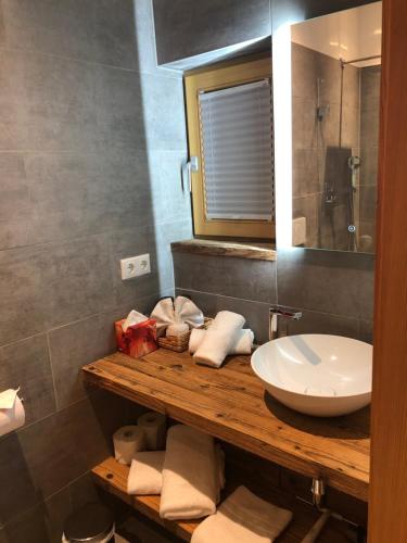 een badkamer met een wastafel en een spiegel bij Bootshaus am Hallstätter See in Hallstatt