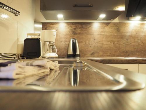 eine Küche mit einer Spüle und einer Arbeitsplatte in der Unterkunft Gästehaus Hackl in Sautens