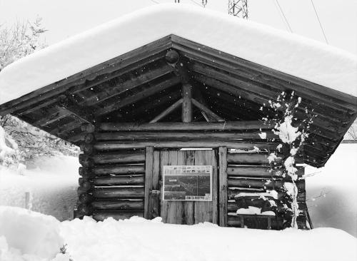 a log cabin in the snow with snow at Bergleben in Krün