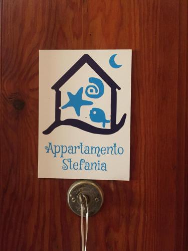 un letrero en una puerta que readsarmaarma siganta en Appartamento Stefania, en La Spezia