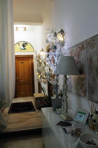 a room with a table with a lamp and a door at B&B Milu' in Crotone