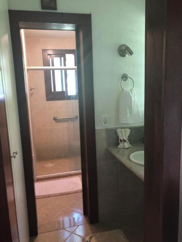 Ванна кімната в Quarto próximo a Guarajuba