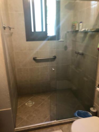 Koupelna v ubytování Quarto para 2 perto da praia Guarajuba