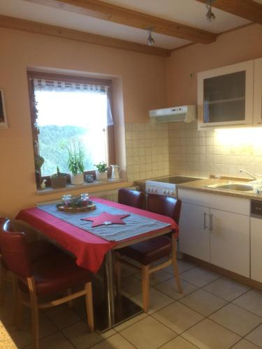 Η κουζίνα ή μικρή κουζίνα στο Ferienwohnung Saaletalblick