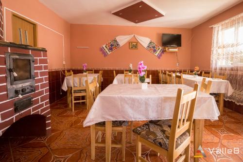 En restaurant eller et andet spisested på Cabana Ghetari