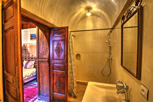 uma casa de banho com um chuveiro, um lavatório e um chuveiro em Riad Aventurine em Marrakech
