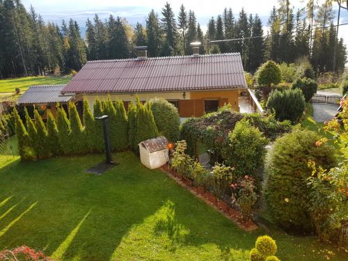 an aerial view of a house with a garden at Knusperhäuschen Maria Nikoletta in Witra